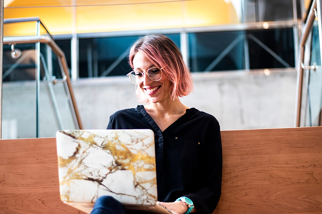 Nainen katsoo e-learning sisältöjä tietokoneesta.