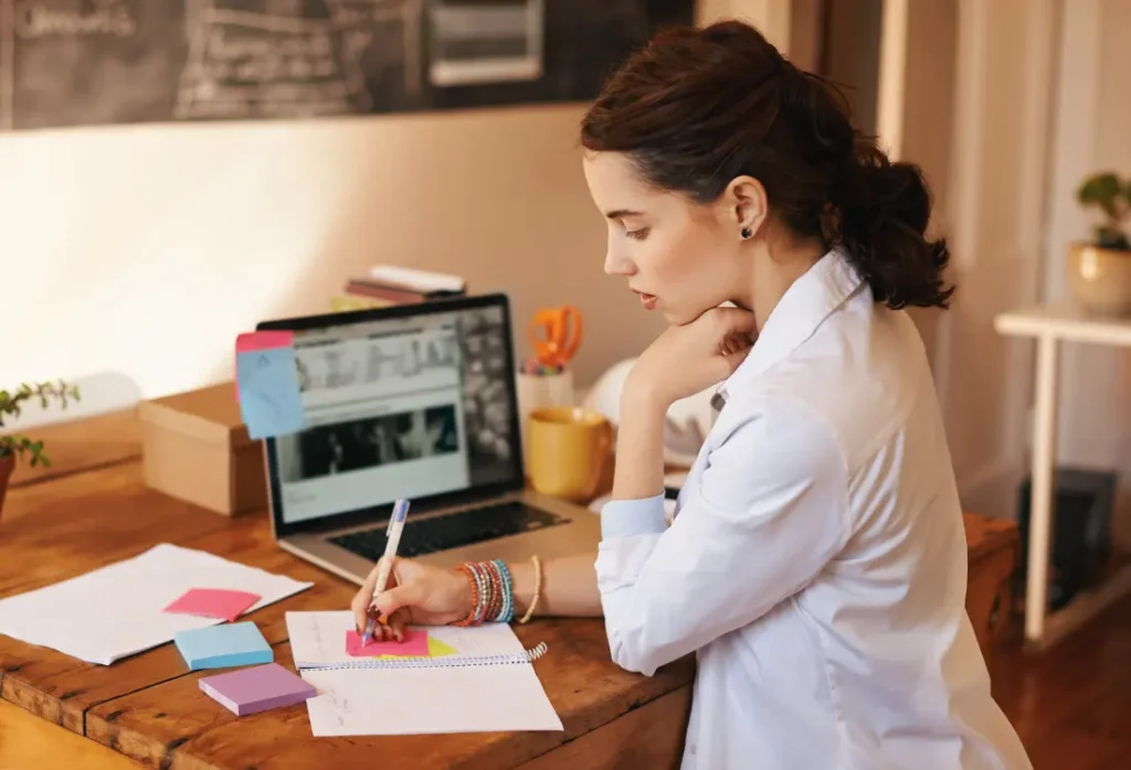 Monikulttuurisen työyhteisön etuna on tehokas perehdytys, vähemmän vaihtuvuutta ja enemmän kulttuurien ymmärtämistä.