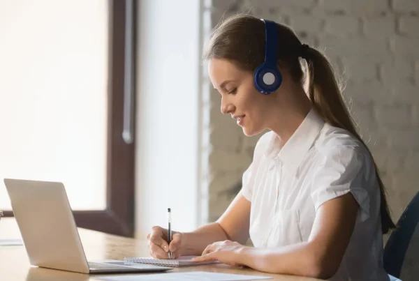 Oppimisvaikeudet voivat näkyä muun muassa kielen oppimisen haasteena lapsena tai usein keskittymisen herpaantumisena aikuisena